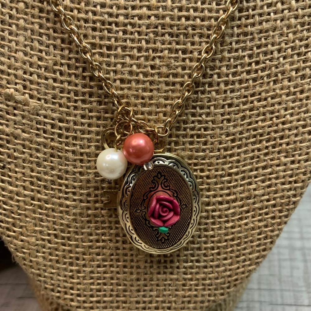 Vintage Style Pink Rose Locket Necklace Gold Tone Key Pearl Charm 32 Inch 5655